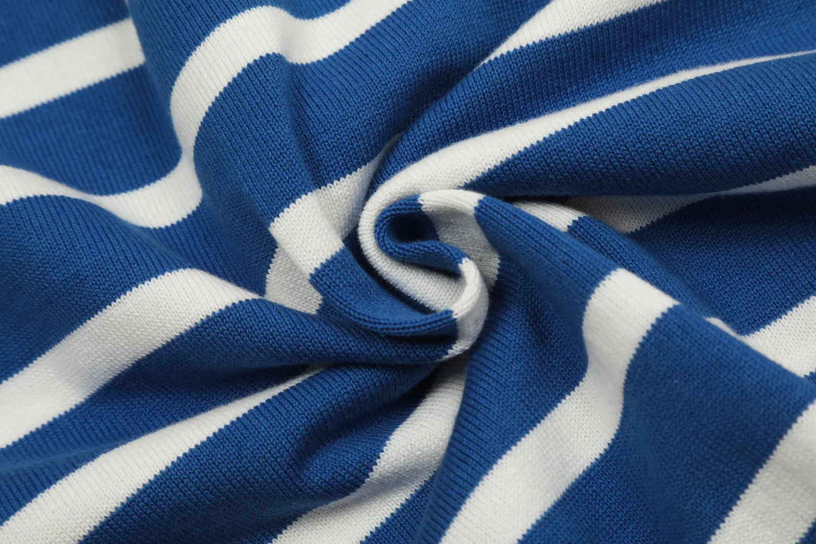🅿️190 "Top quality" Style number: DS011# [Ralph Lauren jacquard striped round neck basic pony embroidered logo knitted cardigan long sleeves] ✅Ralph Lauren classic basic versatile plain striped jacquard knitted cardigan long-sleeved small jacket ✅Main supplier platform live broadcast Wholesale entities ✅ZP quality 1:1 pattern making Scan the code to enter the GF website Counter quality ✅Detailed quality The only one in Guangzhou Imported quality cotton yarn Mainly high-end, cost-effective, good quality, no need to say more ✅The version restores the original version, loose, comfortable and stress-free, simple is high-end, classic is timeless ✅The upper body is simple and easy to match, a must-have for goddess ootd. Good-looking clothes are never picky. A must-have in the goddess' wardrobe. Size: S-XL Color: navy blue red